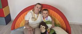 Mama i syn pozują do zdjęcia