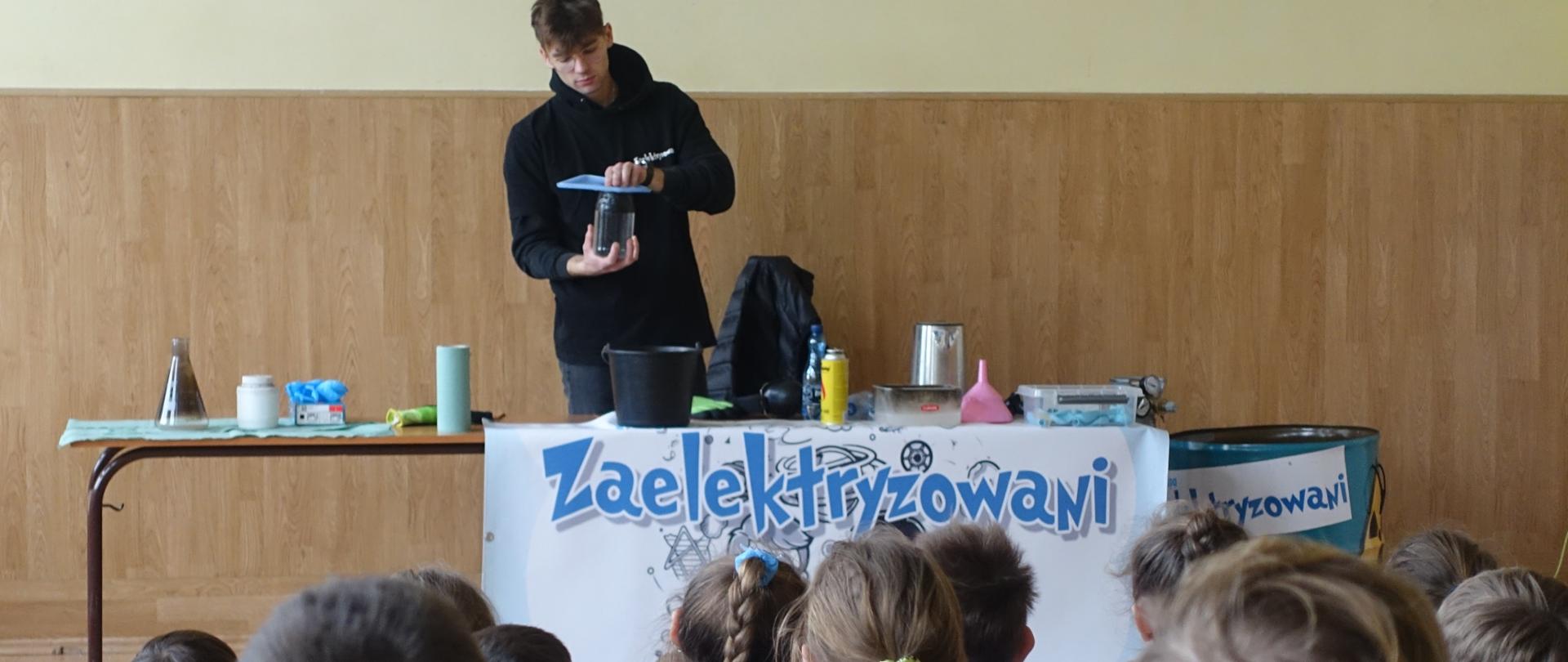 Animator prowadzący spotkanie z uczniami zebranymi na sali gimnastycznej