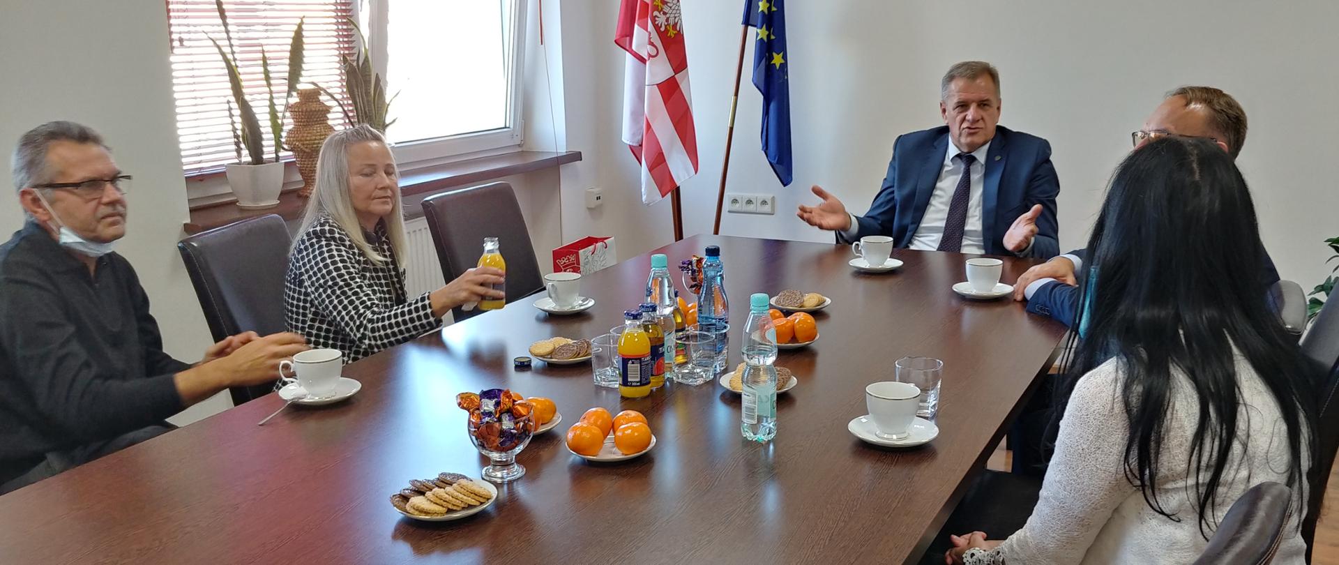 Starostowie Sławomir Jerzy Snarski i Piotr Bożko oraz dyrektor PCPR Urszula Kitlas dziękowali państwu Marzenie i Piotrowi Rabizo za wieloletnią współpracę