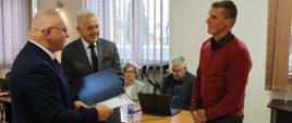 Moment wręczenia podziękowań dla mieszkańców Powiatu Hajnowskiego