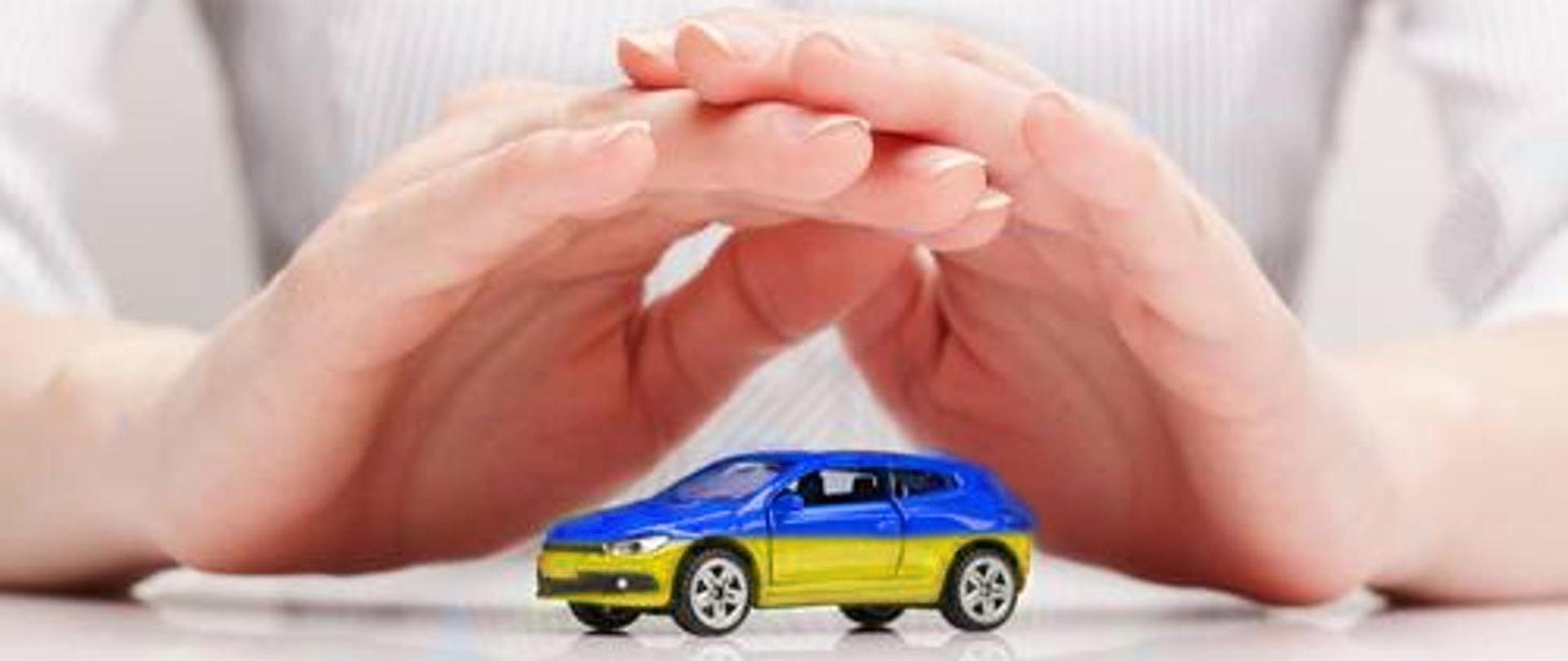 zdjęcie przedstawia dłonie kobiety osłaniające mały samochodzik, symbolizujący ochronę OC