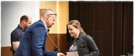 Moment wręczenia nagród uczestnikom konkursu