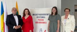 Solistki z Hajnowskiego Domu Kultury pozują do zdjęcia