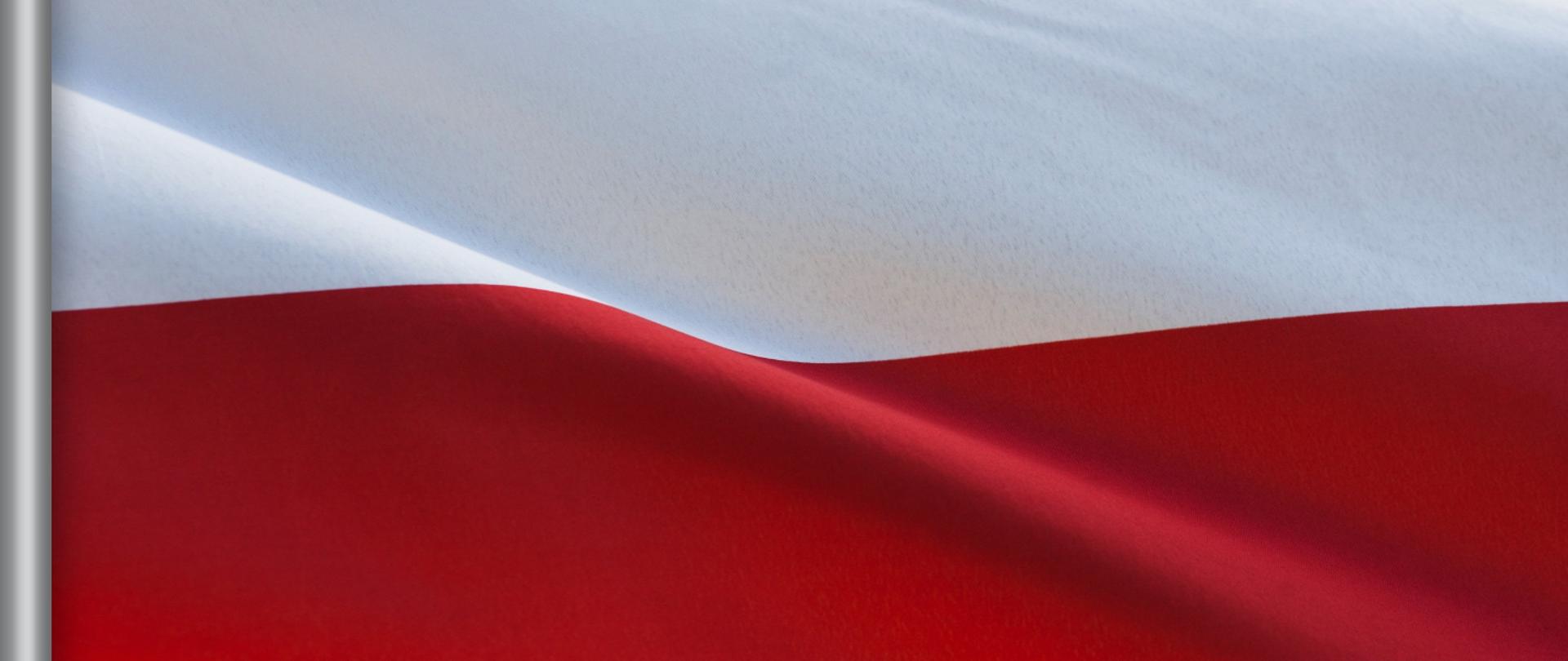 Na fotografii powiewająca flaga Polski