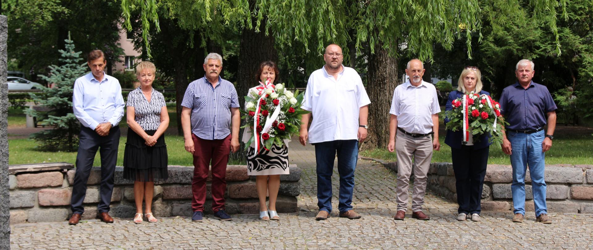 Grupowe zdjęcie uczestników uroczystości na tle parku im. A. Mickiewicza w Sokołowie Podlaskim
