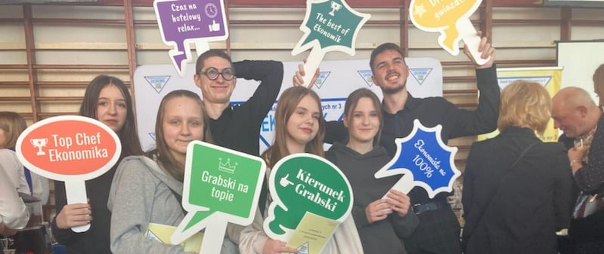 młodzież z plakietkami