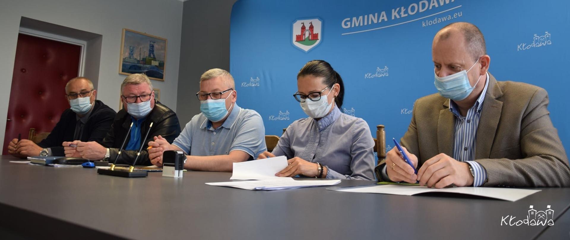 podpisane zostały umowy na przebudowę dróg w miejscowościach Bierzwienna Długa Kolonia i Łążek 