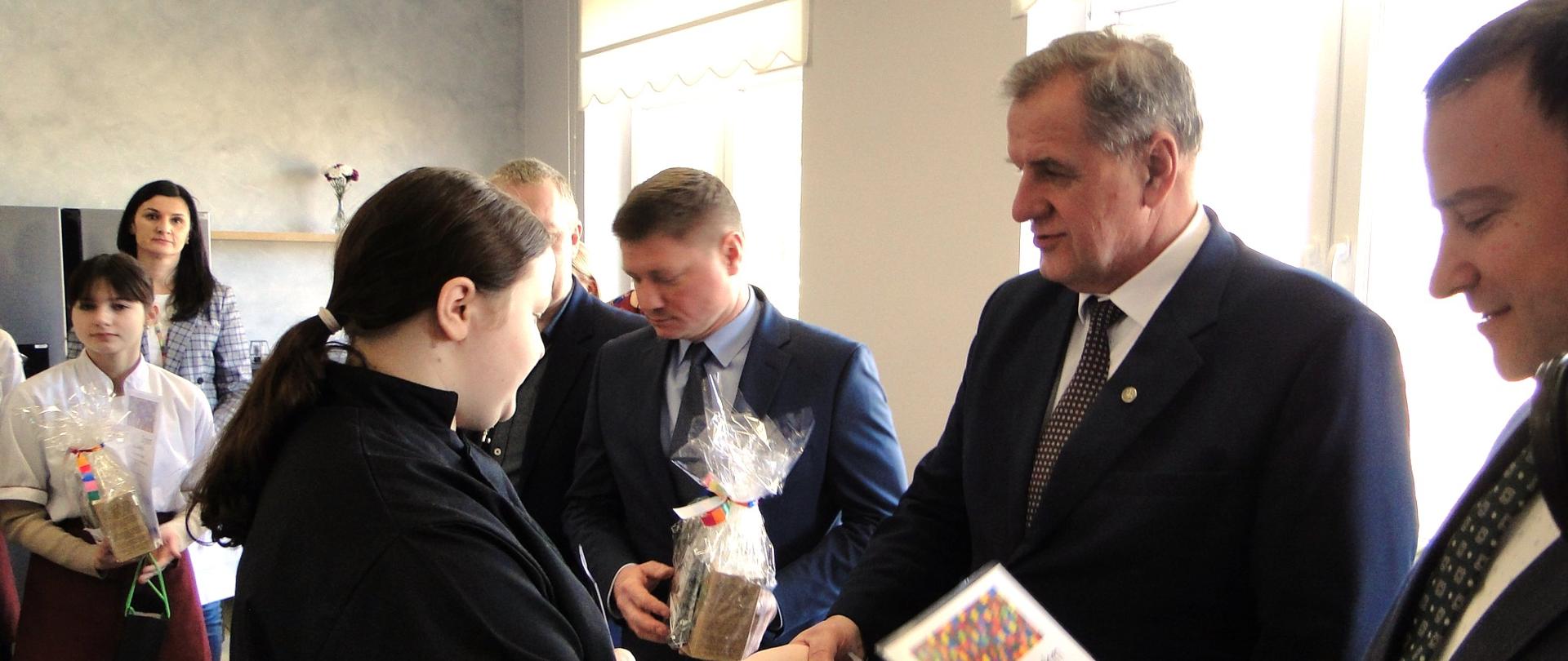 Starosta bielski Sławomir Jerzy Snarski gratuluje zwycięzcom konkursu "Gotuj z klasą"