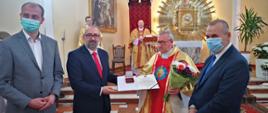 Po liturgii Starosta Przasnyski Krzysztof Bieńkowski oraz Wicestarosta Waldemar Trochimiuk, w towarzystwie Burmistrza Przasnysza Łukasza Chrostowskiego, w uznaniu zasług dla Ziemi Przasnyskiej wręczyli o. Wiesławowi Wiśniewskiemu, proboszczowi parafii św. Stanisława Kostki, medal "Gloria Prasnensis Terrae" (Chwała Ziemi Przasnyskiej) przyznany przez władze powiatu. Jak zaznaczył starosta, wyróżnienie to stanowi także wyraz podziękowania wszystkim ojcom pasjonistom, którzy od blisko 100 lat posługują w Przasnyszu.