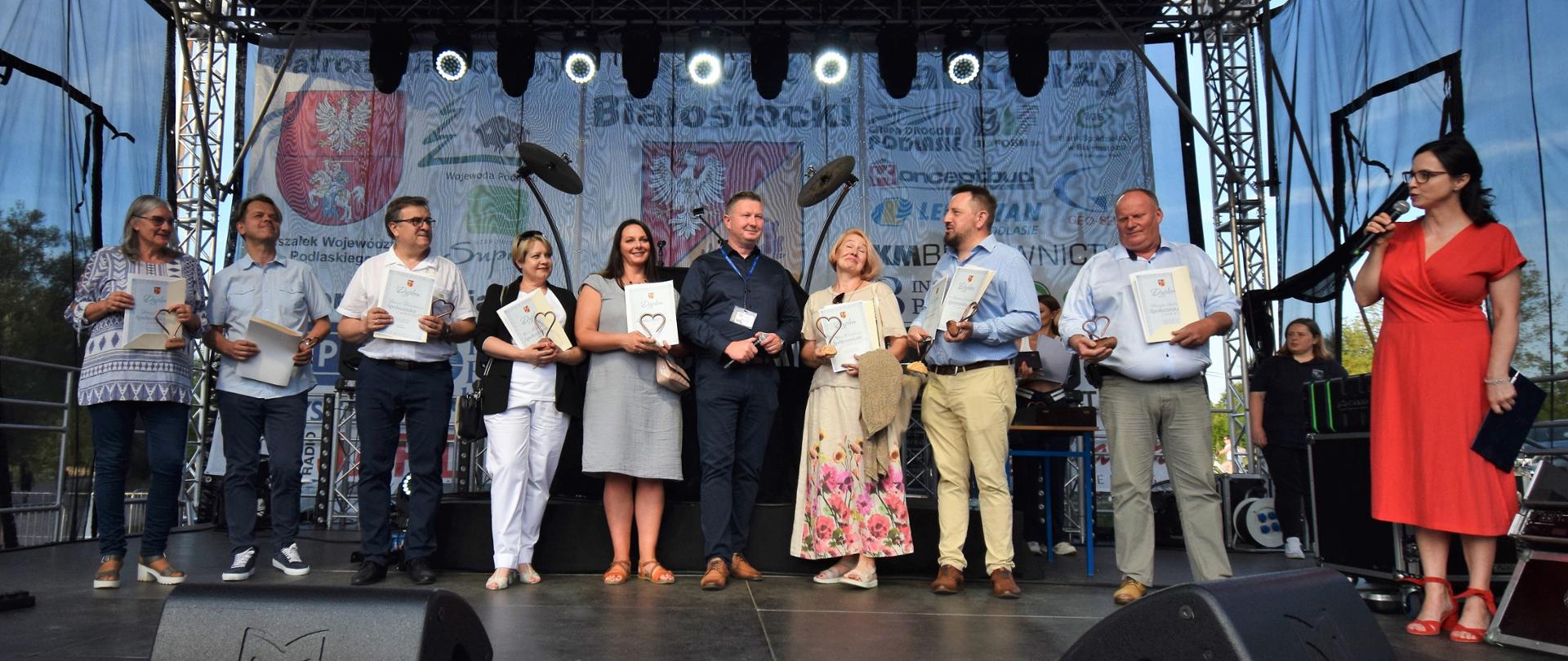 wspólne zdjęcie wyróżnionych - 1