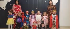 Dzieci pozują do zdjęcia wraz z wychowawcami