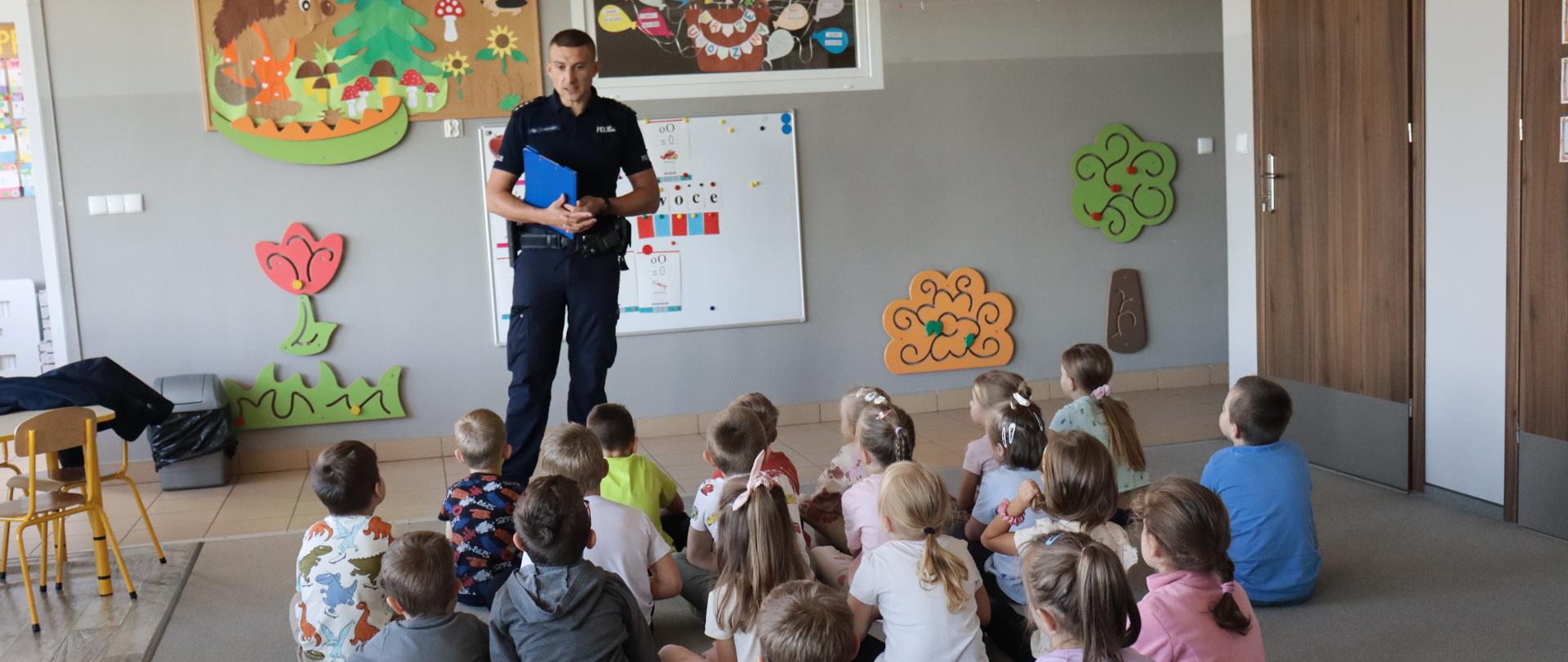 Spotkanie policjanta z uczniami klas 0-3