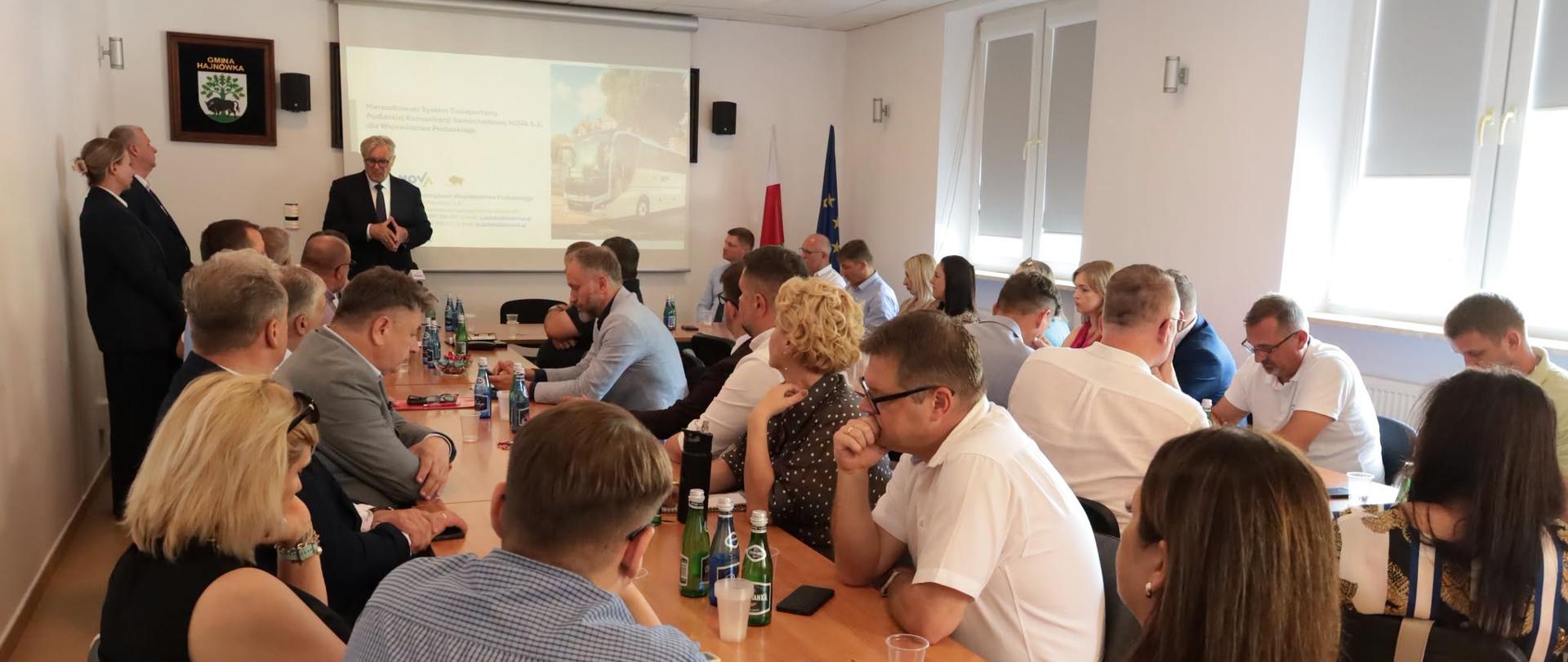 Uczestnicy spotkania w trakcie posiedzenia