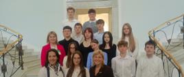Wspólne zdjęcie reprezentacji Młodzieżowej Rady Miasta z posłankami - Alicją Łepkowską - Gołaś i Barbarą Okułą