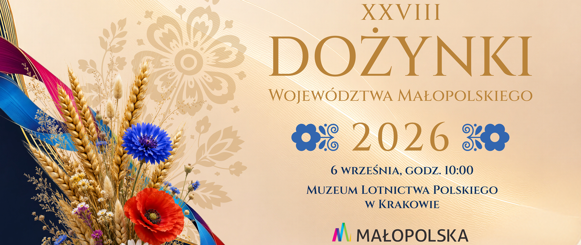 Oficjalny plakat XXVIII Dożynek Województwa Małopolskiego, które odbędą się 6 września 2026 roku o godzinie 10:00 w Muzeum Lotnictwa Polskiego w Krakowie. Po lewej stronie grafiki znajduje się bukiet z kłosów zbóż, chabrów, maków i rumianków opleciony kolorowymi wstążkami. Po prawej stronie widnieje złoty napis „XXVIII DOŻYNKI WOJEWÓDZTWA MAŁOPOLSKIEGO 2026” z niebieskimi motywami ludowymi oraz logo Małopolski i partnerów wydarzenia.