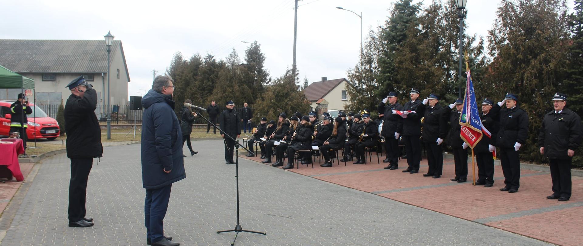 Strażacy w Jednorożcu salutują Ministrowi MSWiA Maciejowi Wąsikowi. 