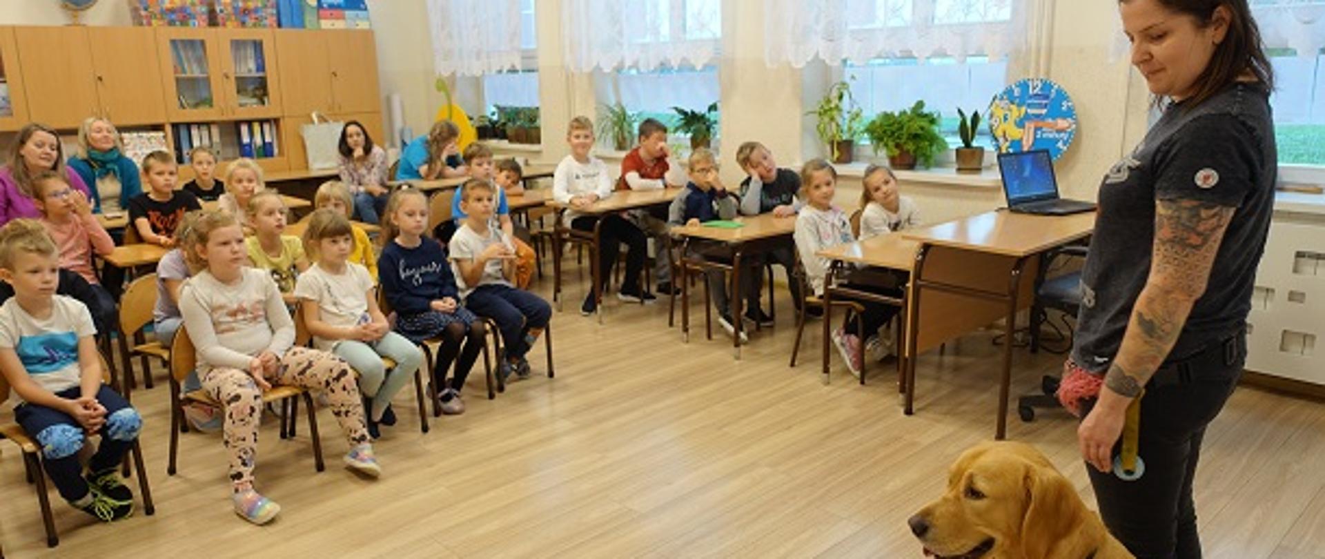 Uczniowie w sali lekcyjnej. Prelekcja pani Kasi, właścicielki psa.