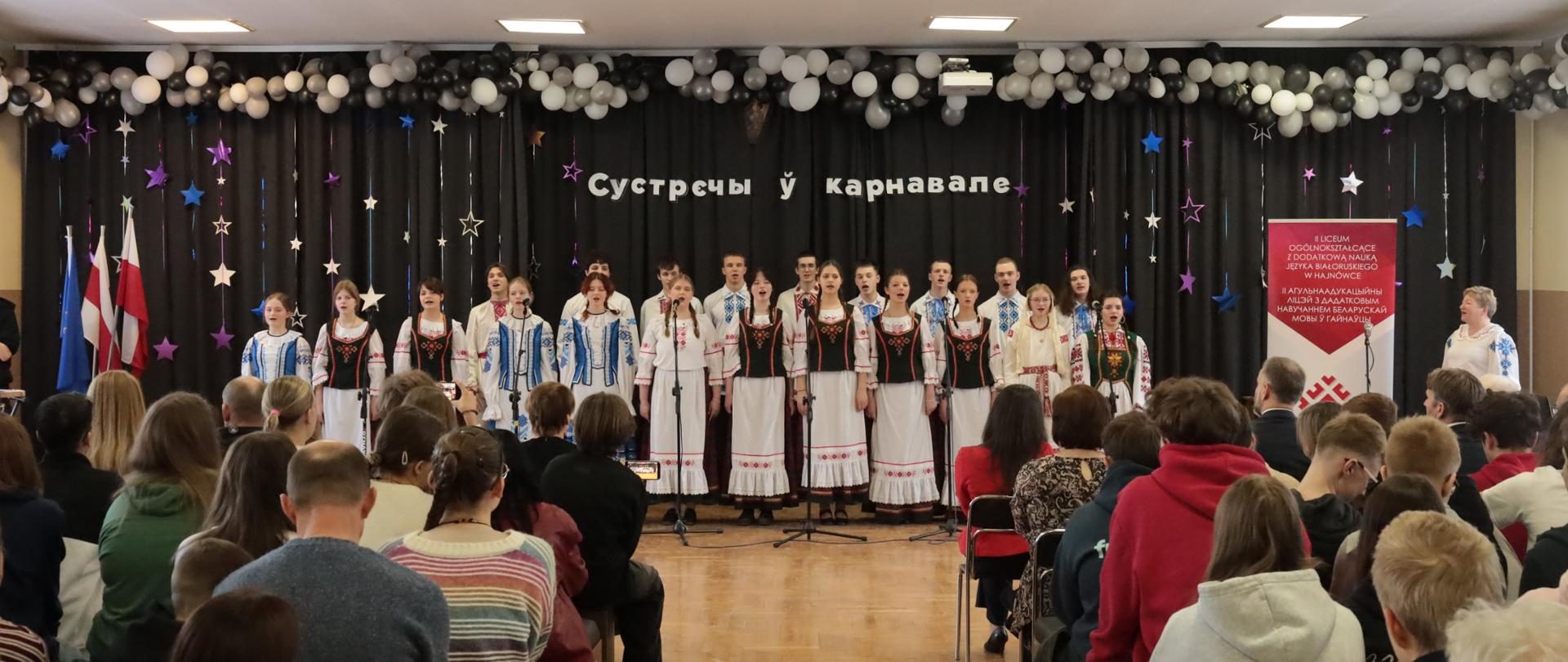 Koncert młodzieży z Wilna przed publicznością w szkole