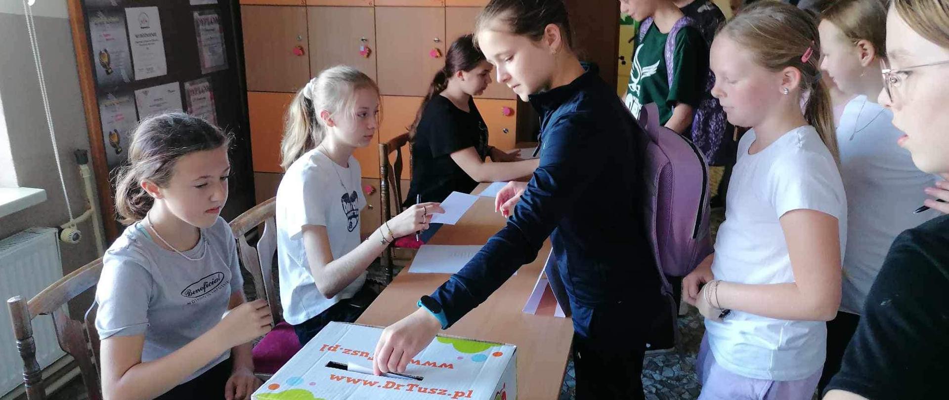 Wybory do prezydium Samorządu Uczniowskiego Szkoły Podstawowej im. Jana Pawła II w Żarnowie