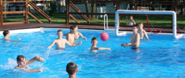 Uczestnicy zawodów w basenie biorą udział w konkurencjach sportowych