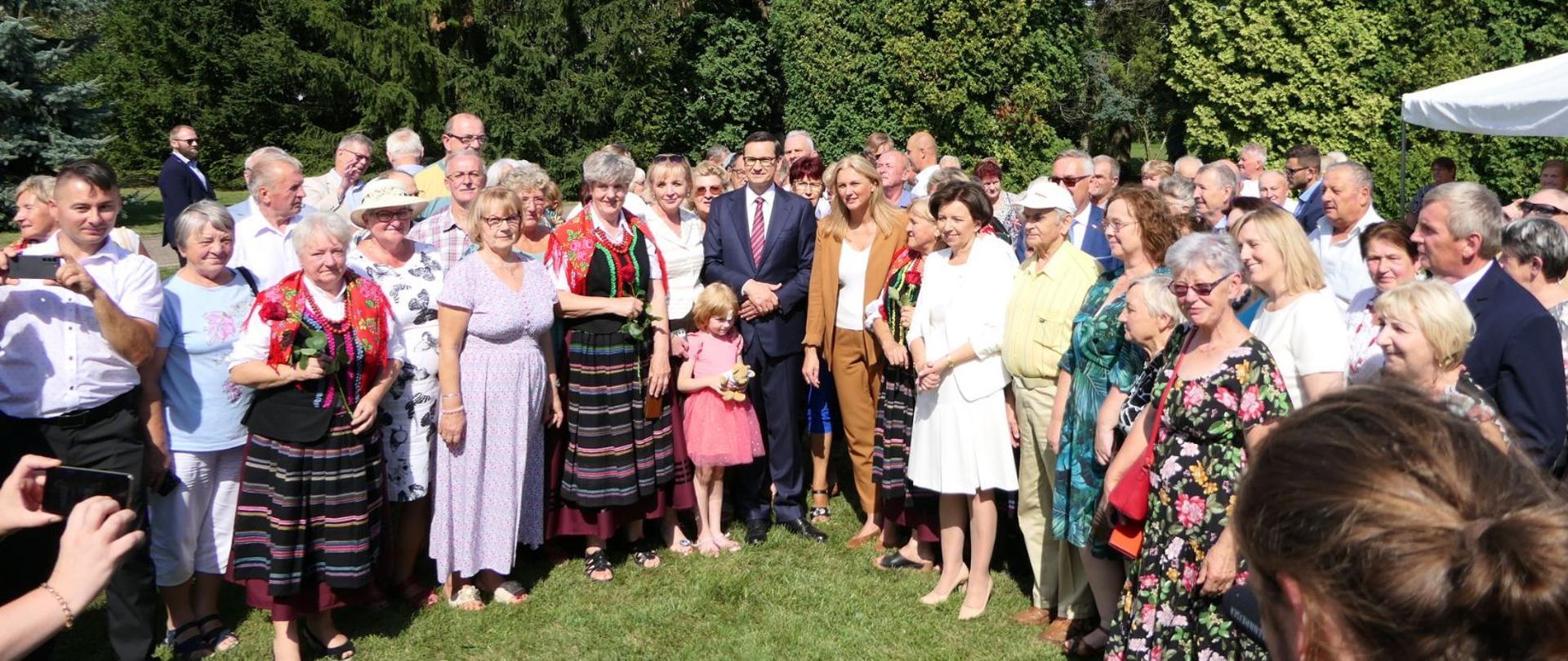 Premier oraz Ministrowie Rodziny i Polityki Społecznej ze wszystkimi uczestnikami pozują do pamiątkowego zdjęcia. 