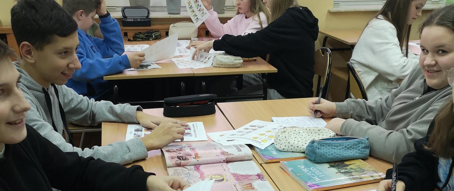  Praca uczniów podczas zajęć lekcyjnych