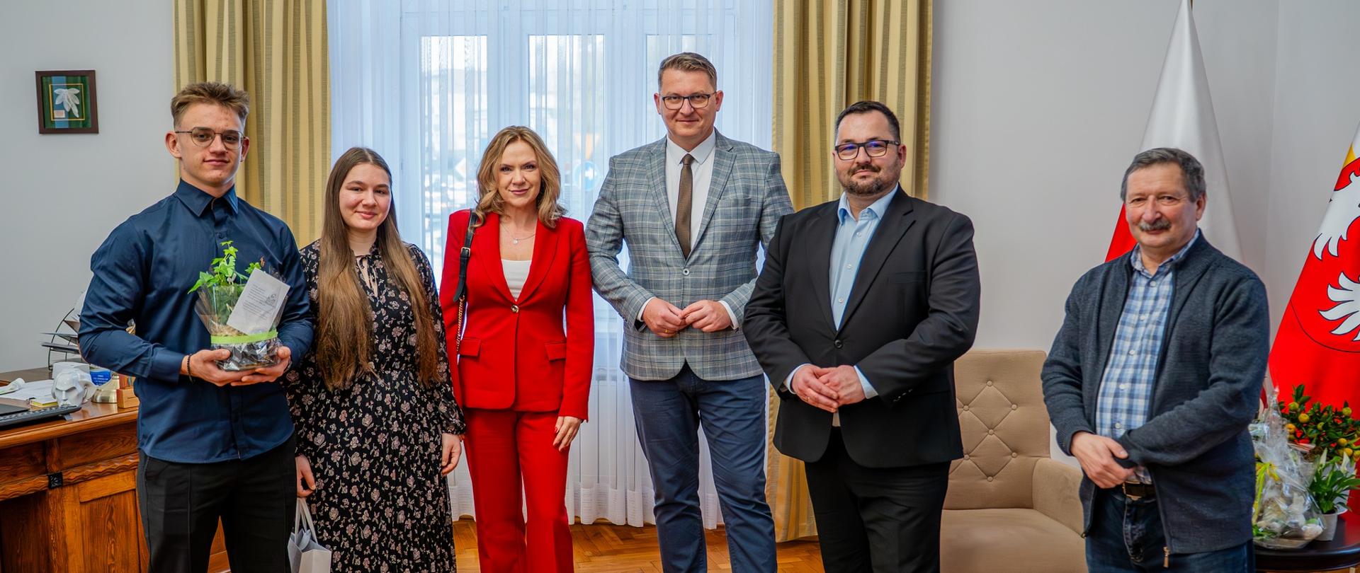 Starostę Gorlickiego odwiedzili podopieczni Placówki Opiekuńczo-Wychowawczej przy ul. Skrzyńskich, działającej w ramach Centrum Opieki nad Dzieckiem „Razem”. Na zdjęciu również Wicestarosta Marcin Krzemiński i Przewodniczący Rady Powiatu Gorlickiego Krzysztof Zagórski.