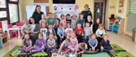 grupowe zdjęcie dzieci oraz opiekunek