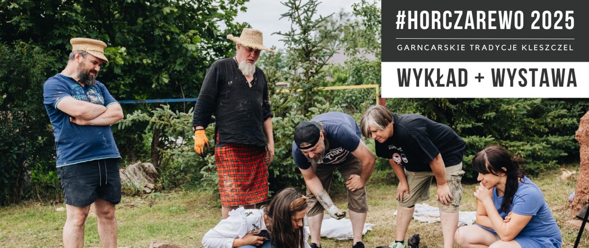 Uczestnicy warsztatów w trakcie przeglądu efektów prac. U góry napisy: #Horczarewo 2025 garncarskie tradycje Kleszczel, wykład + wystawa.