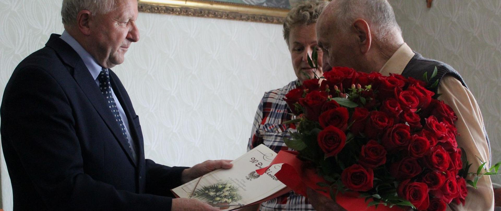 Na zdjęciu Burmistrz Augustyn Ormanty wręczający list gratulacyjny stulatkowi panu Aleksandrowi. 