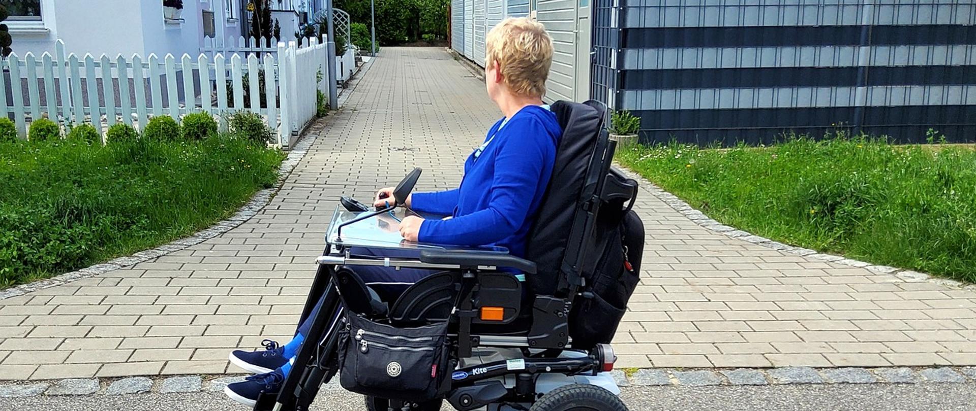 osoba na wózku elektrycznym fot. Pixabay