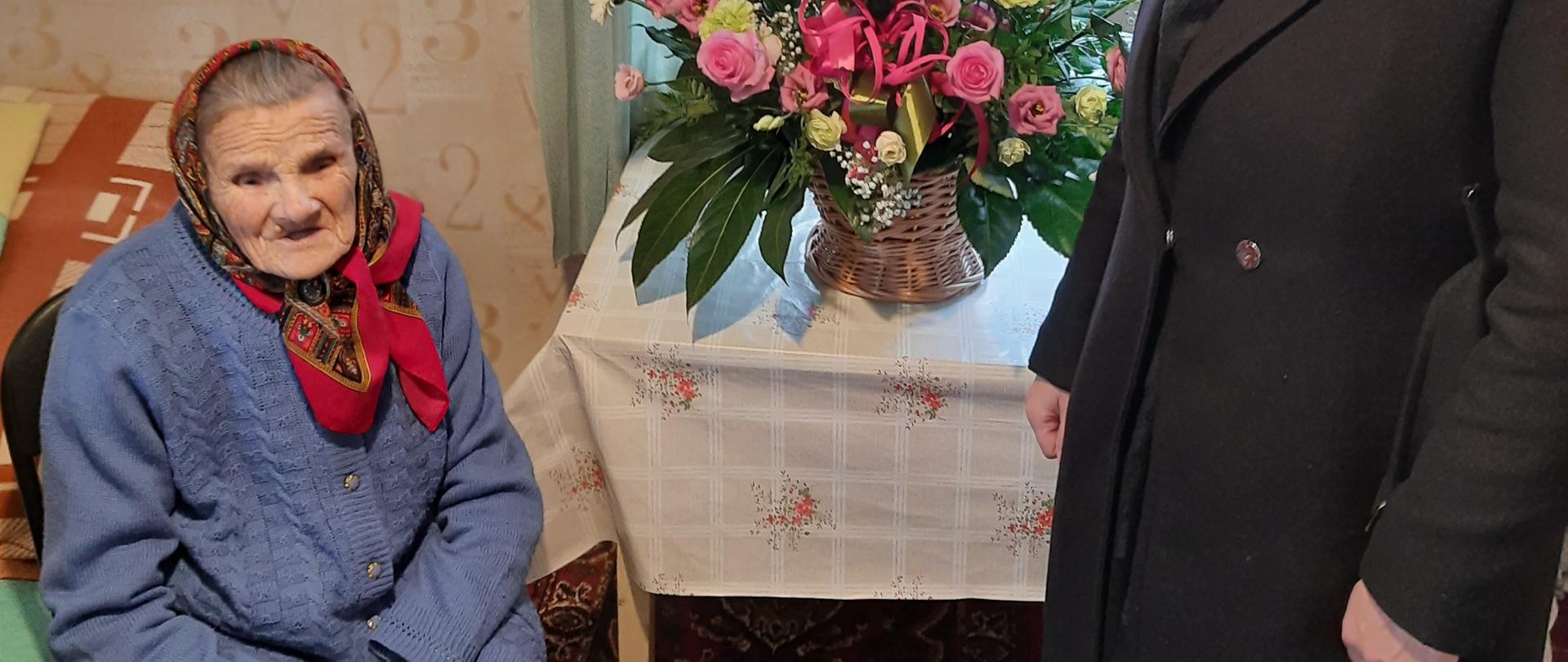 Pani Wójt Apolonia Stasiuk z obchodzącą 100 rocznicę urodzin Panią Adelą Bielarską