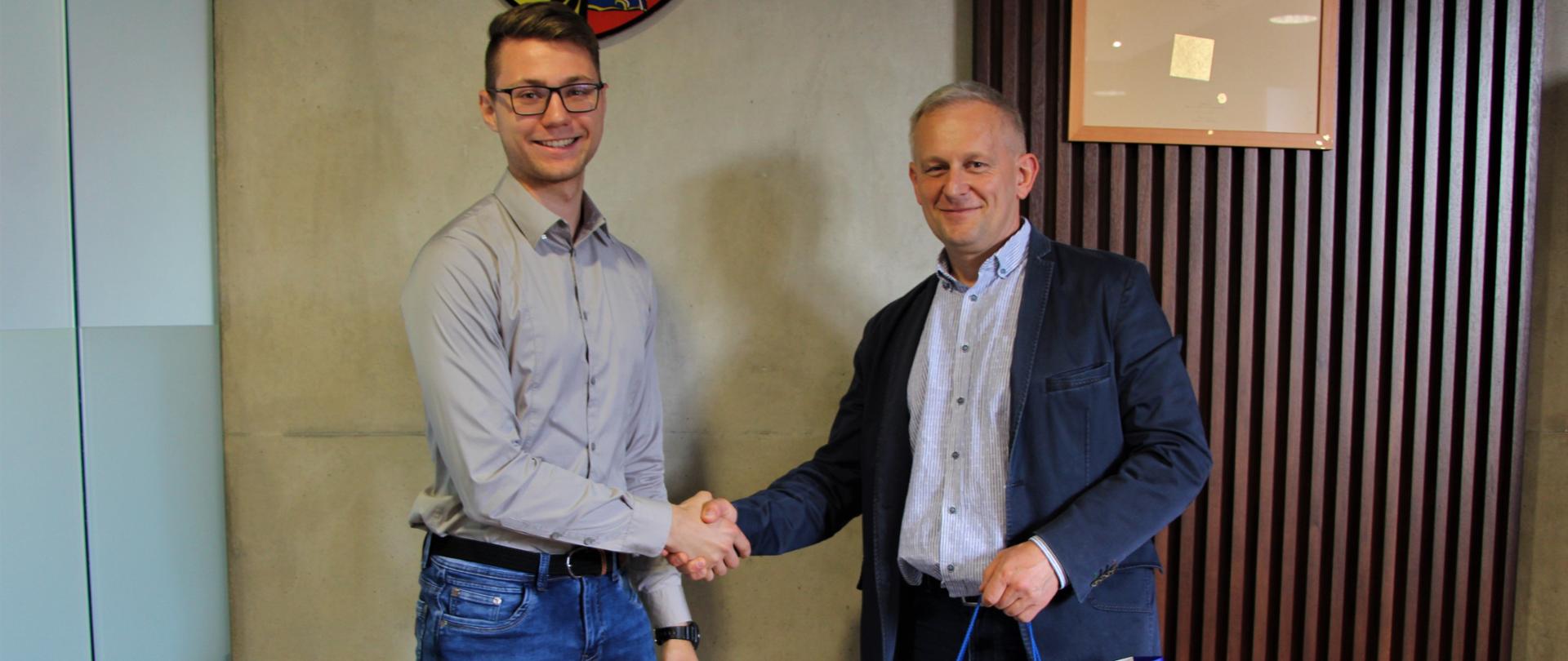 Dwóch mężczyzn podających sobie dłonie.