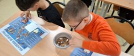 Uczniowie wykonują prace z wykorzystaniem bursztynu.
