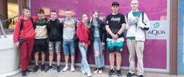 Uczniowie pozują do wspólnego zdjęcia w galerii handlowej