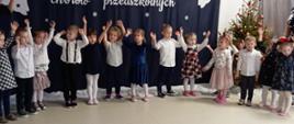 Występujące dzieci wraz z nauczycielkami