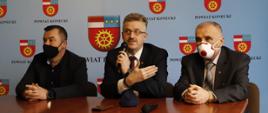 Od lewej: członek zarządu Jarosław Staciwa, starosta Grzegorz Piec i wicestarosta Wiesław Skowron