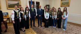 Marszałek Sejmu Włodzimierz Czarzasty pozuje do zdjęcia z uczniami 