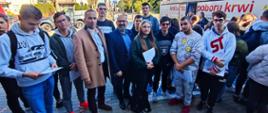 Przed budynkiem Zespół Szkół Powiatowych im.mjra H.Sucharskiego w Przasnyszu przy ul. Mazowieckiej 25 trwa akcja honorowego dawstwa krwi