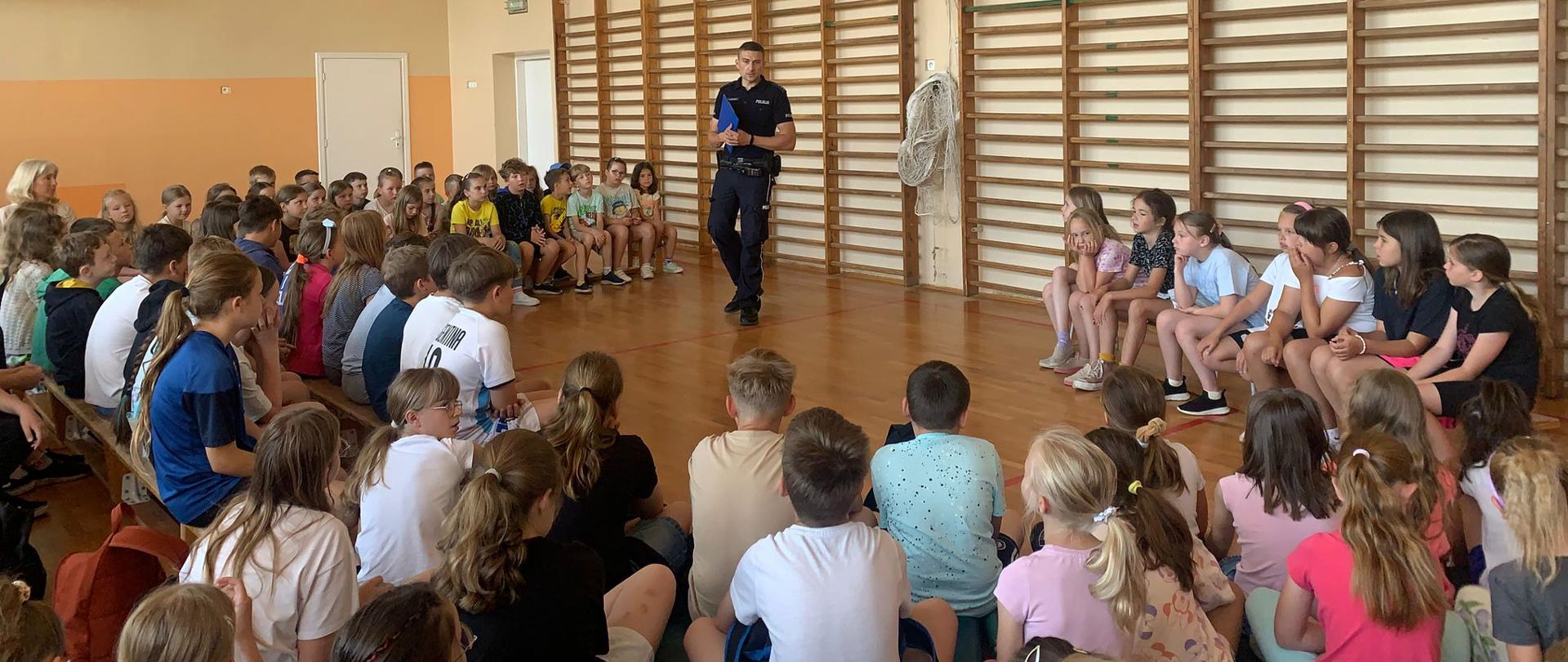 Uczniowie klas 0 - IV na spotkaniu z policjantem.