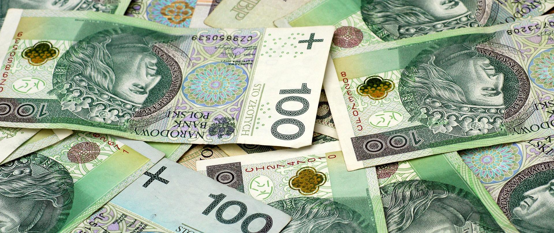 Zdjęcie przedstawia banknoty o nominale 100 złotych