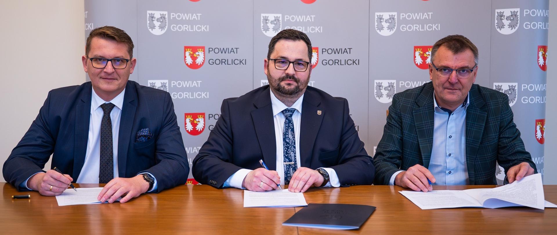 Powiat Gorlicki podpisał umowę na wykonanie prac scaleniowych w Strzeszynie
