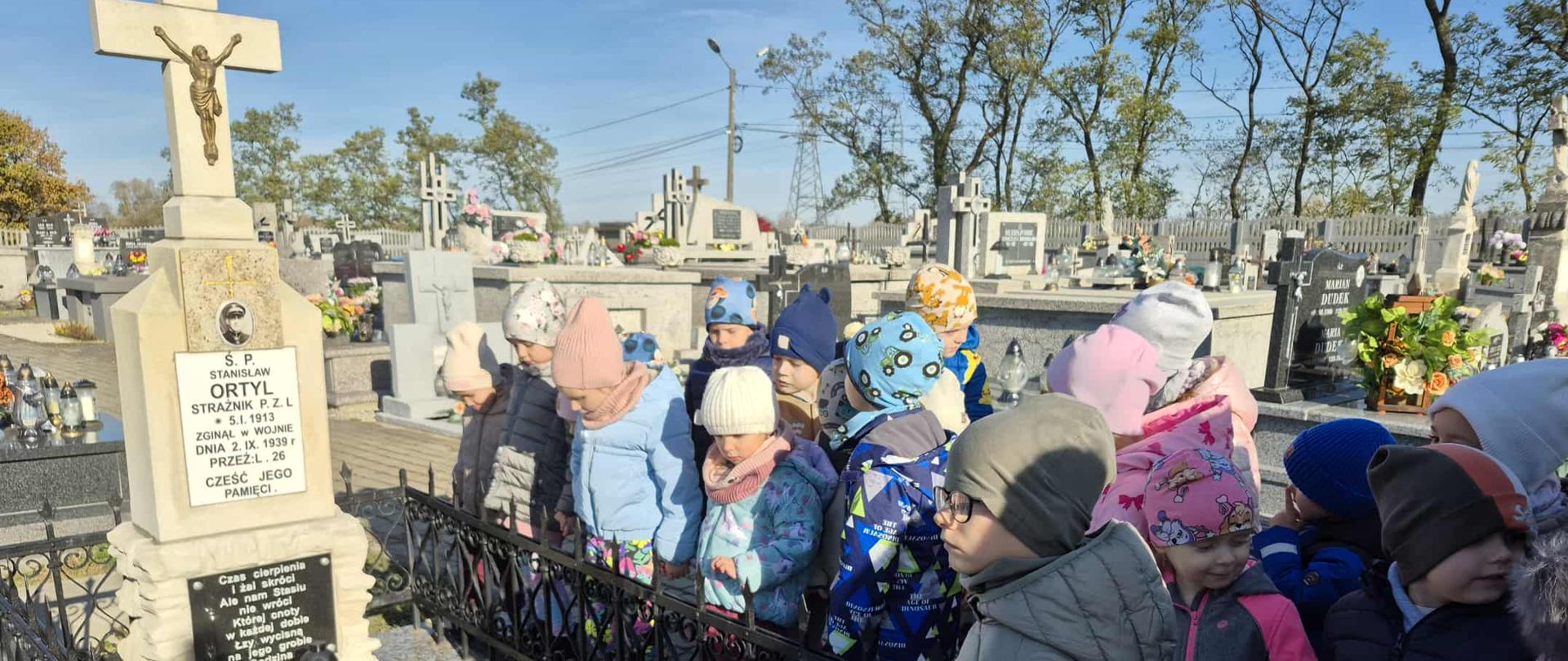 Przedszkolaki przy grobie bohatera II wojny światowej