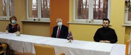 Zaproszeni goście - duchowny kościoła prawosławnego, Burmistrz Miasta Hajnówka, Dyrektor Powiatowego Centrum Pomocy Rodzinie siedzą za stołem