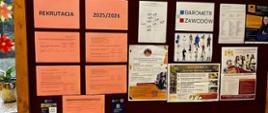 Informacje na temat rekrutacji do szkół średnich zamieszczone na kolorowych kartkach oraz na plakatach reklamujących szkoły