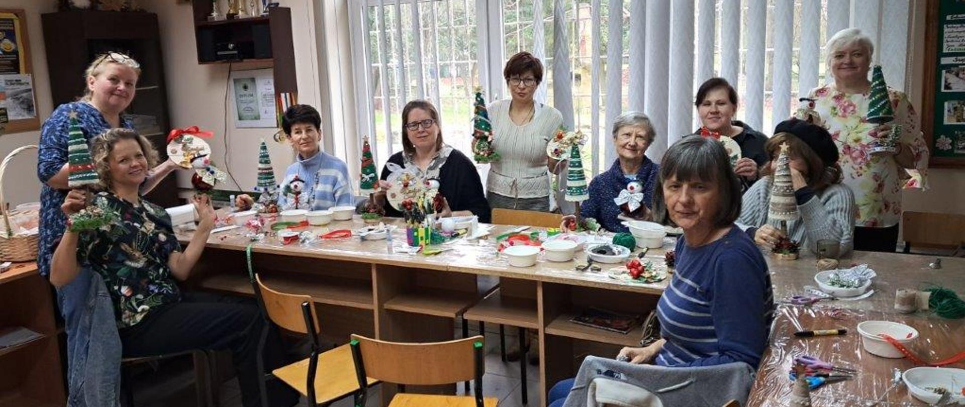 Uczestnicy warsztatów preznetują świąteczne dekoracje
