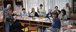 Uczestnicy warsztatów preznetują świąteczne dekoracje