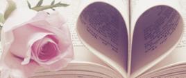 Zdjęcia przedstawia otwartą książkę której wygięte środkowe kartki tworzą kształt serca. Z lewej strony na kartkach książki leży róża.