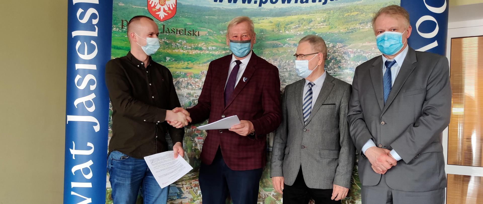 Podpisano umowę na budowę mostu przez rzekę Jasiołkę

