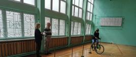 Uczniowie pokonują tor przeszkód